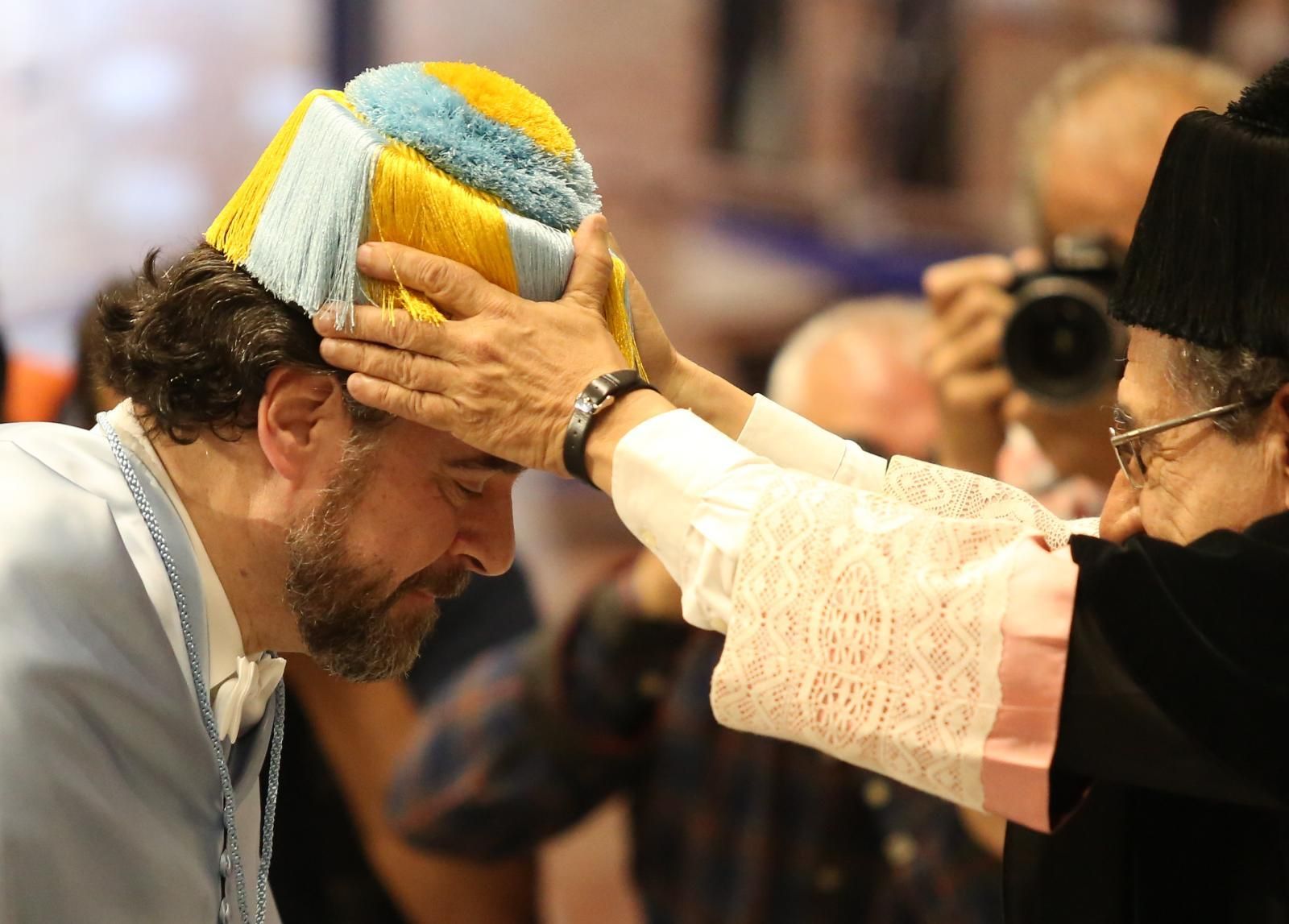 Carlos Álvarez investido doctor honoris causa por el rector.