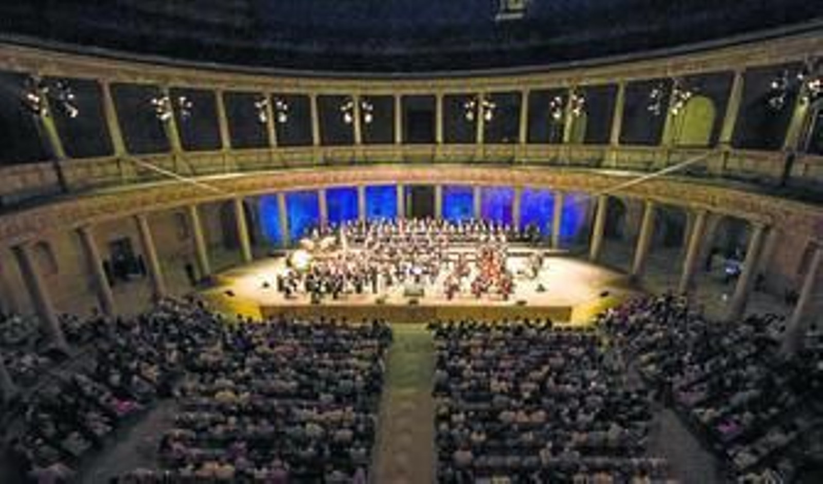 El Palacio de Carlos V acogió la propuesta de Amancio Prada y el Coro y Orquesta de la RTVE.