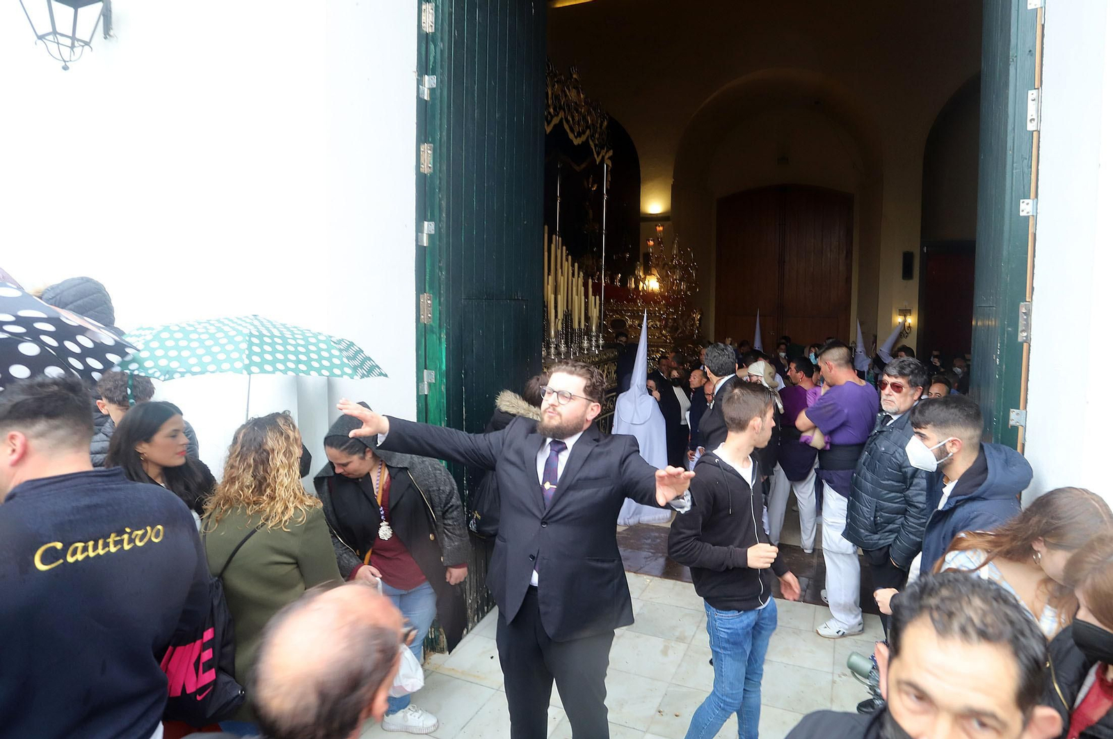Imágenes de la procesión del Cautivo  bajo la lluvia en Huelva