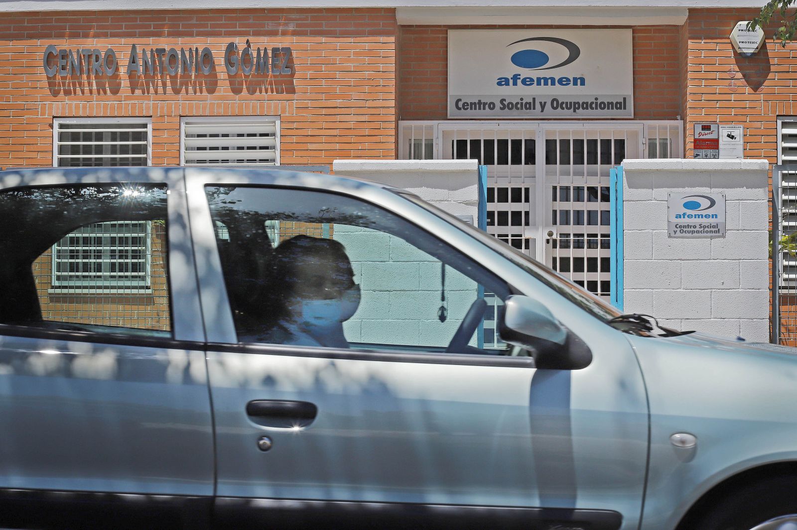 Un vehículo pasa esta semana por delante de la entrada del centro social de Afemen, en San Benito.