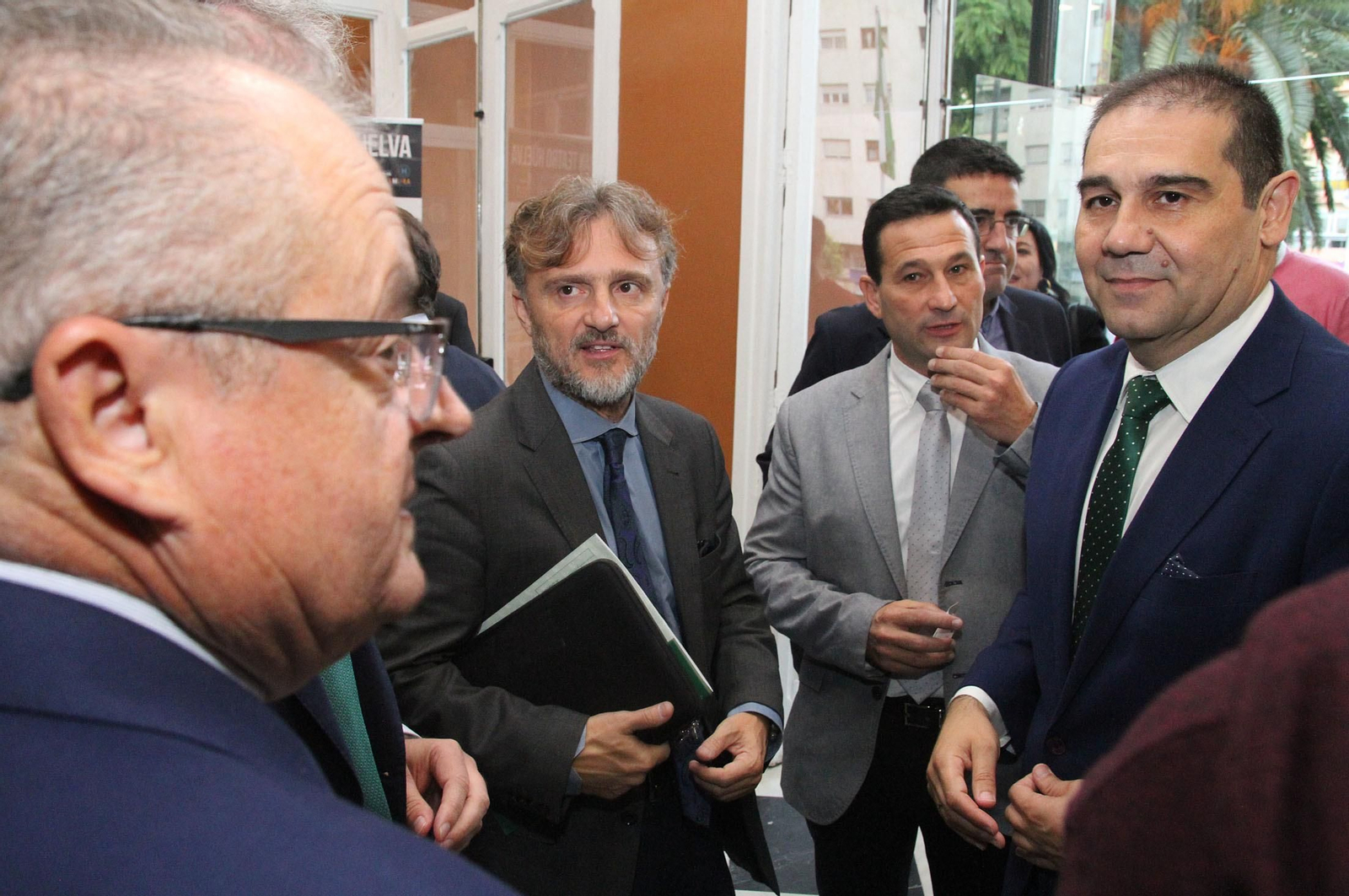 Imágenes de la conferencia y desayuno-coloquio de Gabriel Cruz, alcalde de Huelva