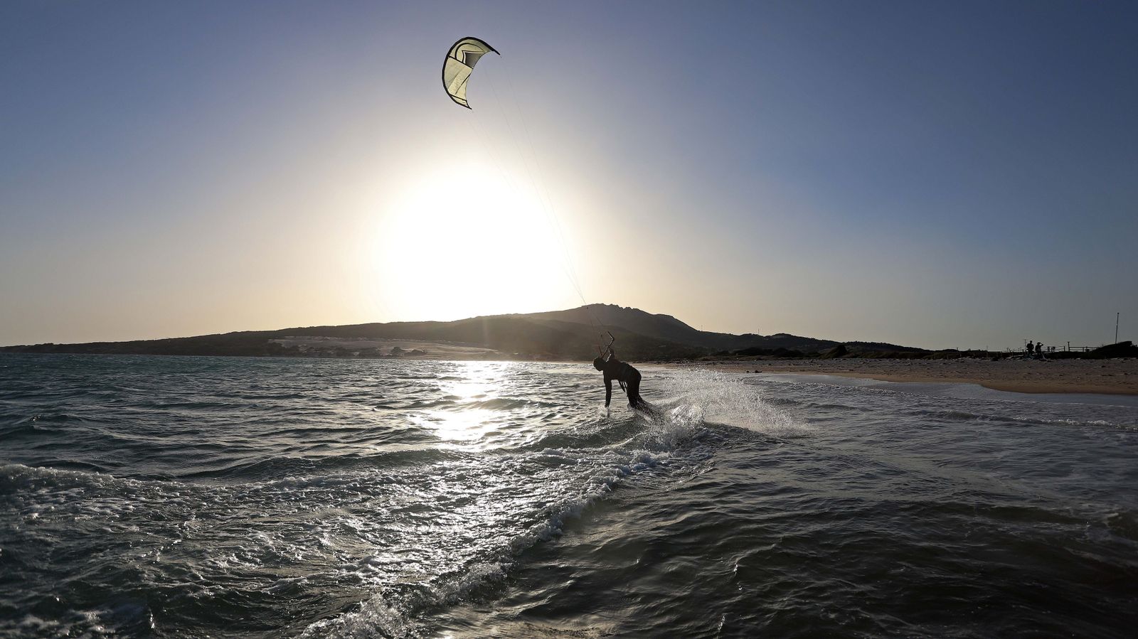 Fonsy Delgado rinde homenaje a Paco de Lucía en las playas de Tarifa