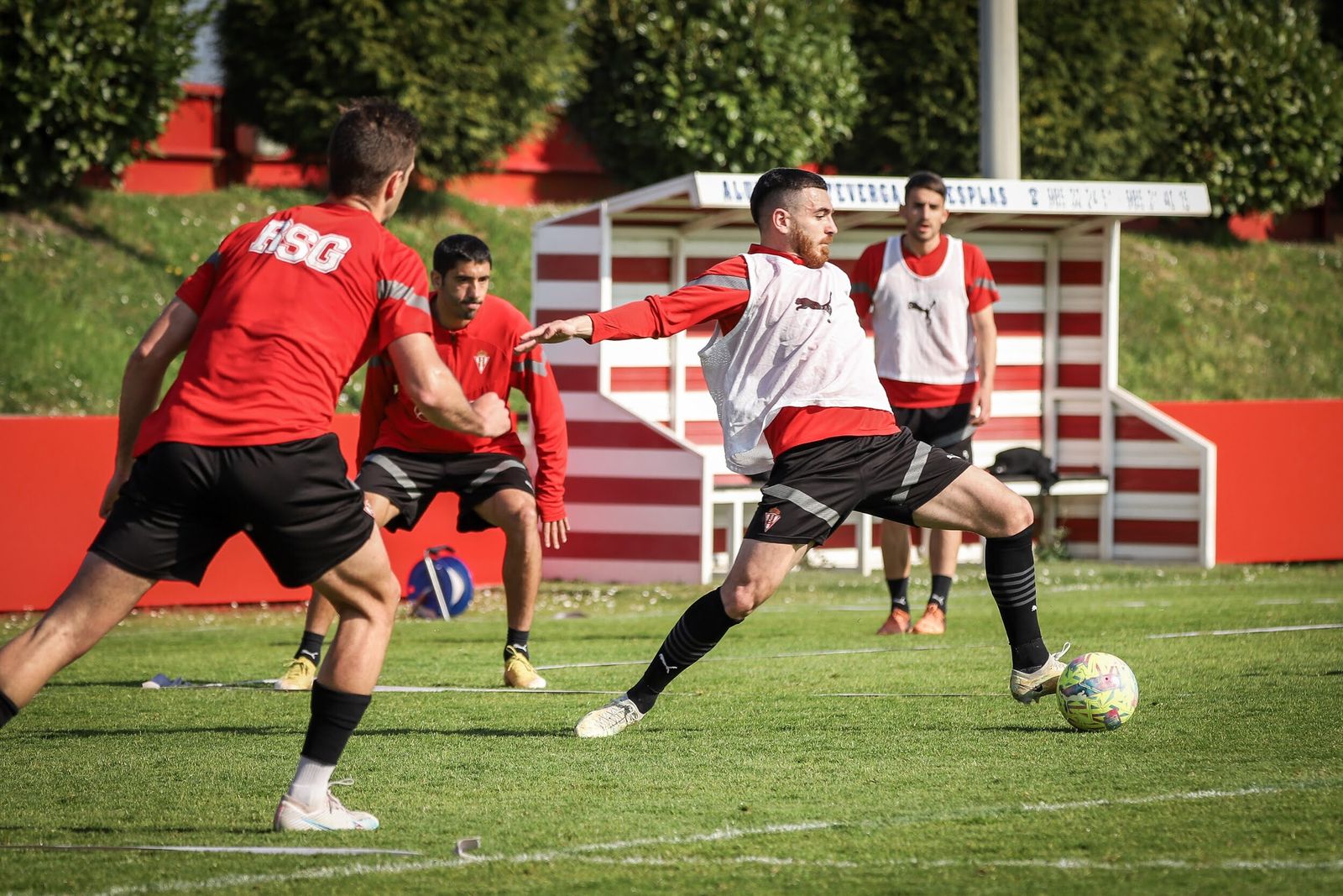 Un momento del entrenamiento del Sporting de este jueves