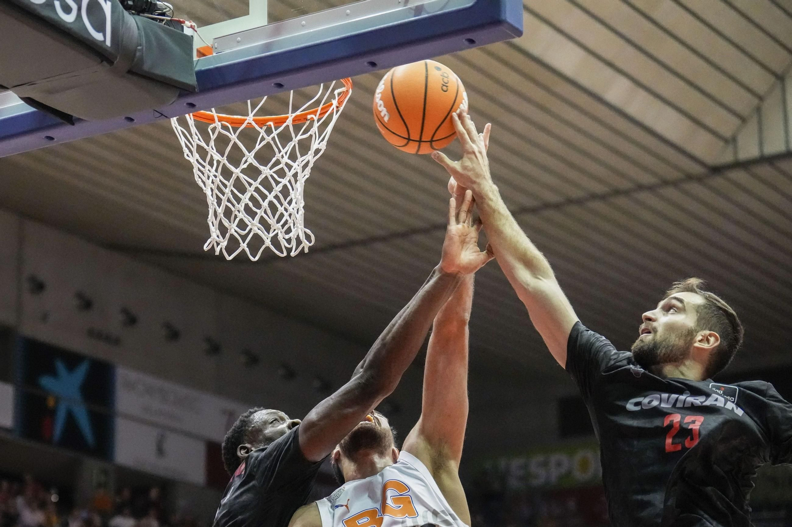 Las imágenes del Bàsquet Girona-Covirán Granada