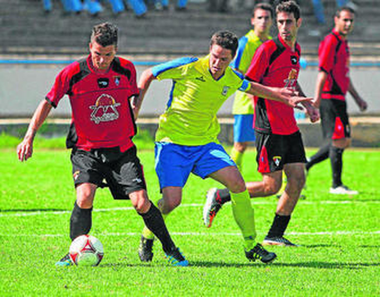 Rubén Sánchez presiona a un rival durante un encuentro del Coria.