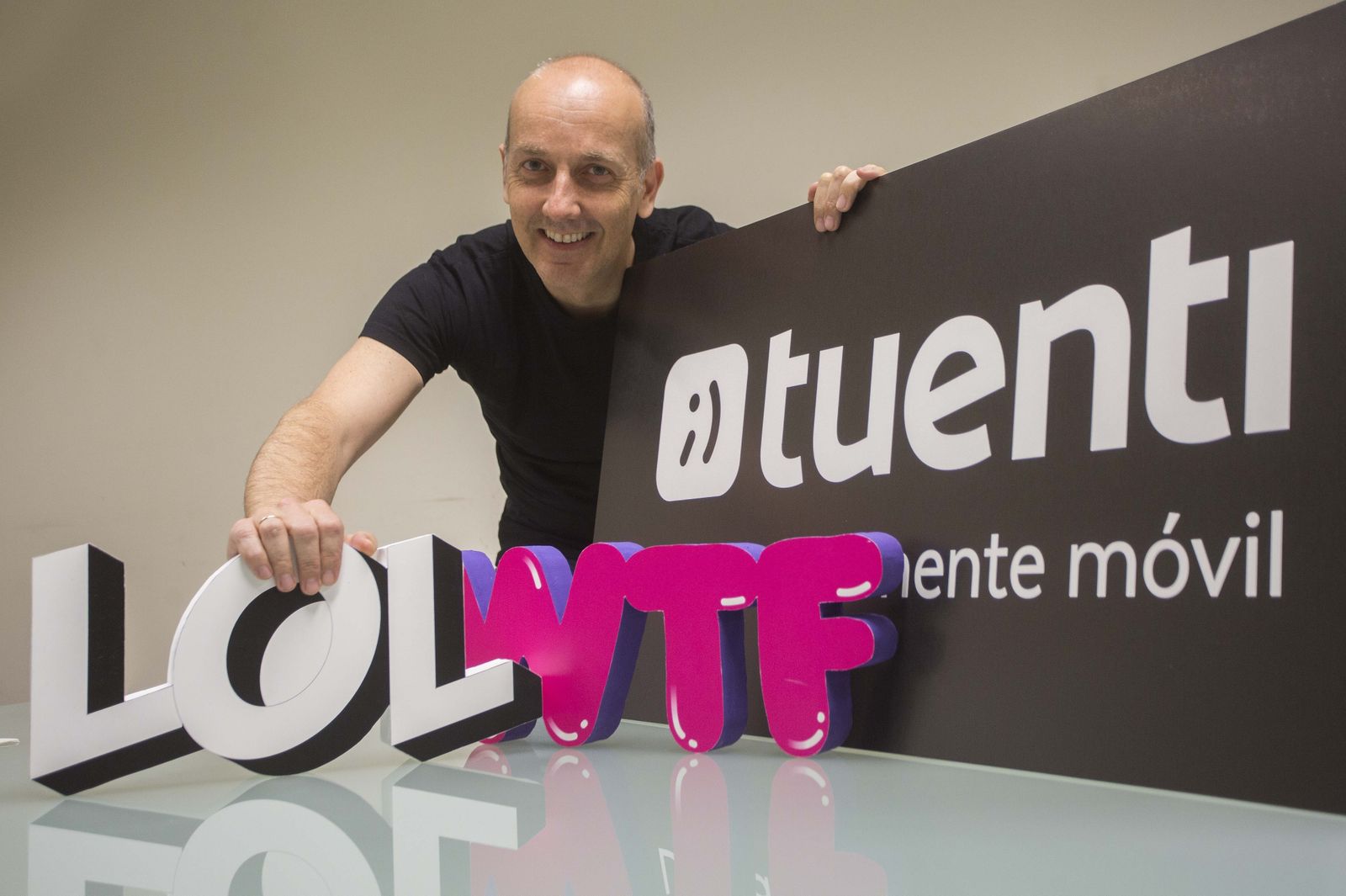 Pablo Ledesma (Madrid, 1969) posa para la entrevista con los logos de dos de las nuevas tarifas del operador móvil virtual del Grupo Telefónica./JUAN CARLOS MUÑOZ