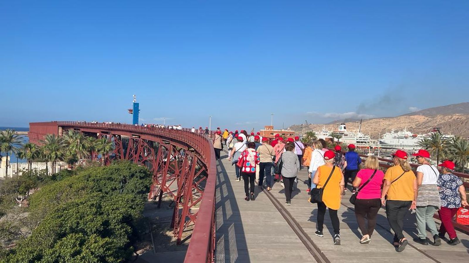 Ejercicio moderado por el Cable Inglés, una de las actividades organizadas por Salud para conmemorar la Semana Saludable