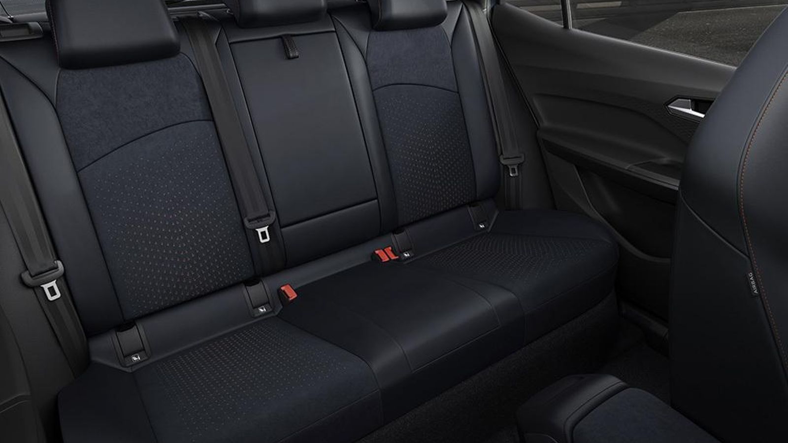 El espacio longitudinal es muy brillante en las plazas traseras, muy por delante de la anchura. Junto con la altura, permite el acomodo de dos pasajeros altos y corpulentos con comodidad.