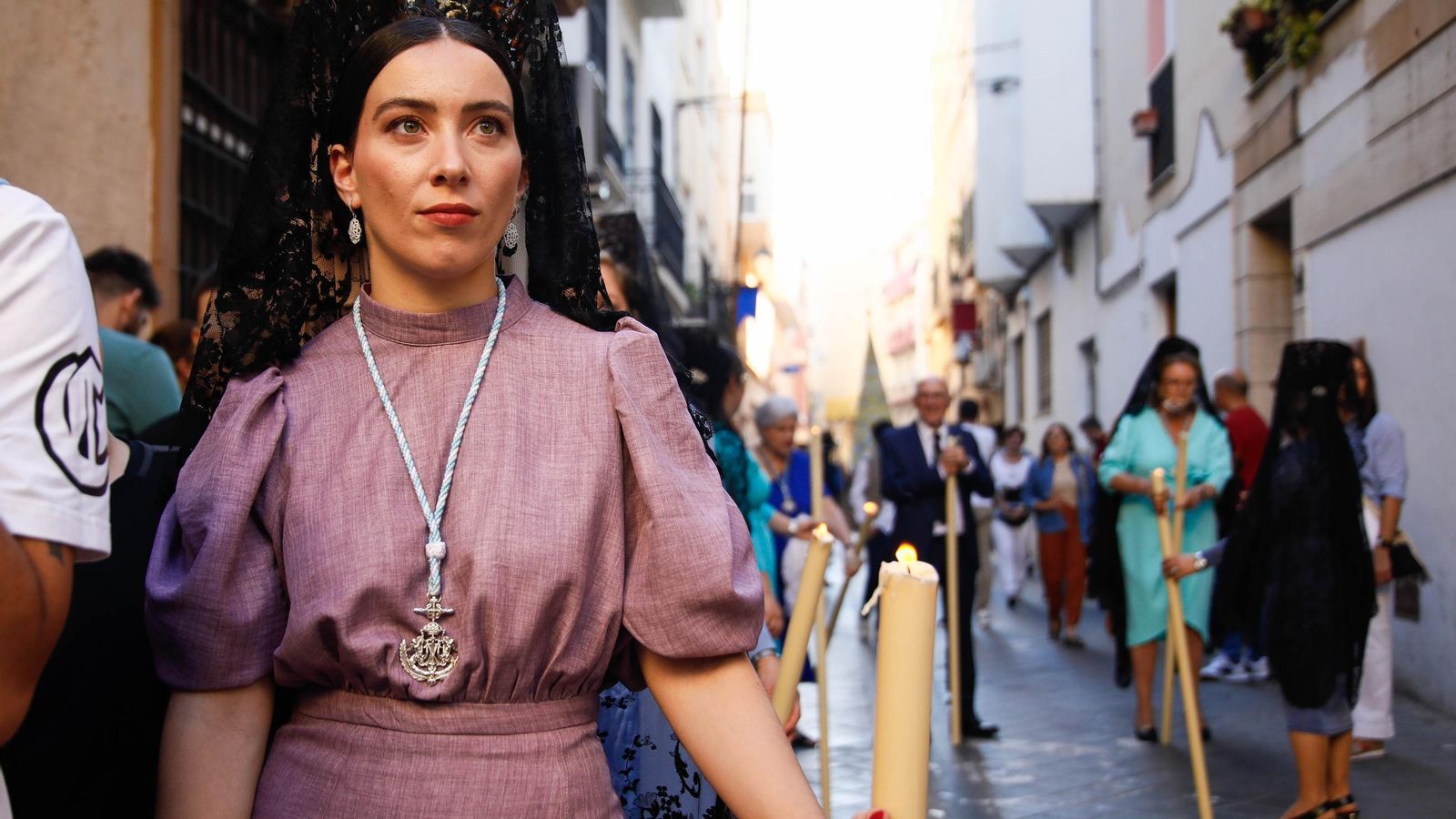 Vea la salida de la Hermandad de Los Ángeles de la Catedral de Almería