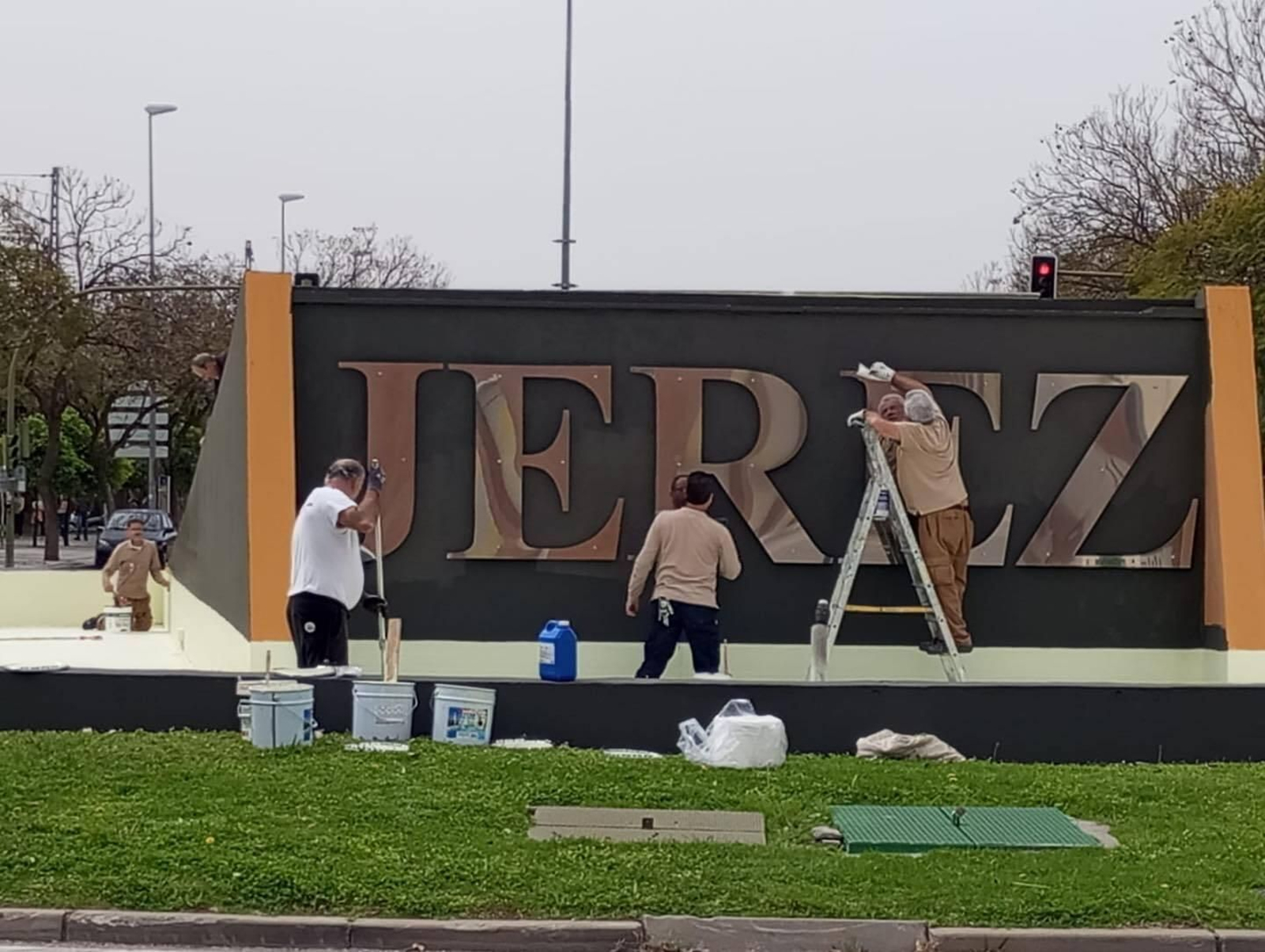 Trabajos de pintura en la rotonda del Catavino, días atrás.