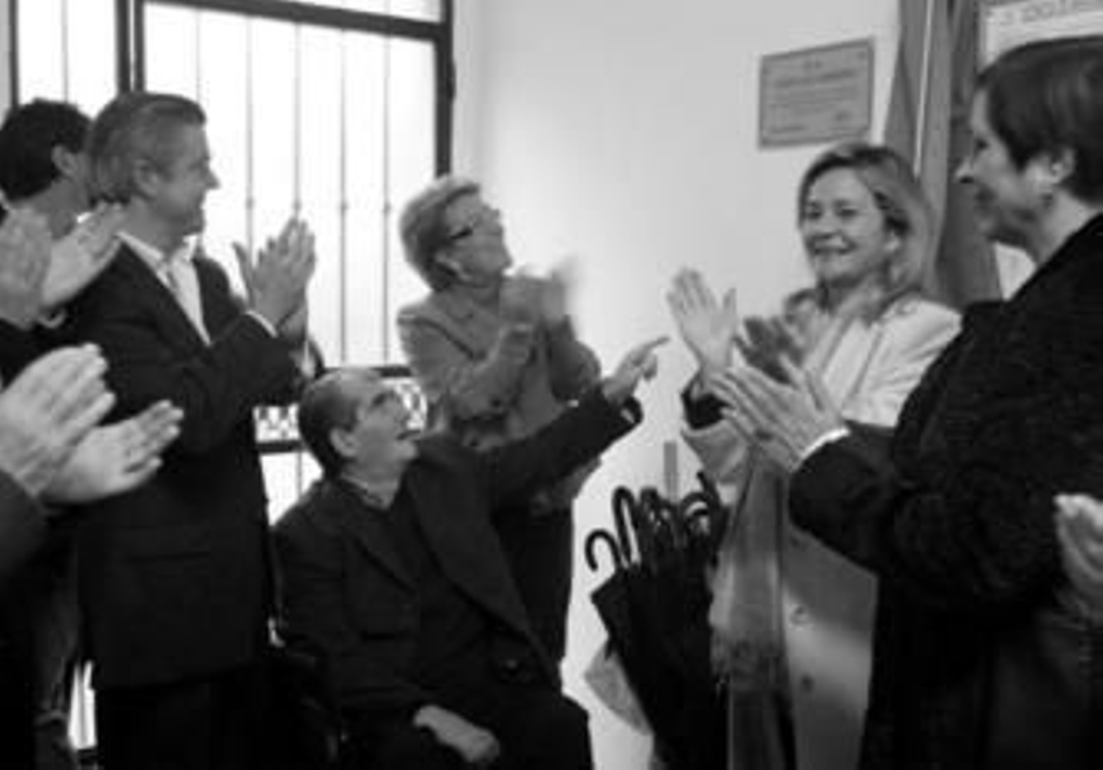 José Luis Herrero, en el centro, señala la placa que lleva su nombre, rodeado de Juárez, Escribano, Calzada y Guntiñas.