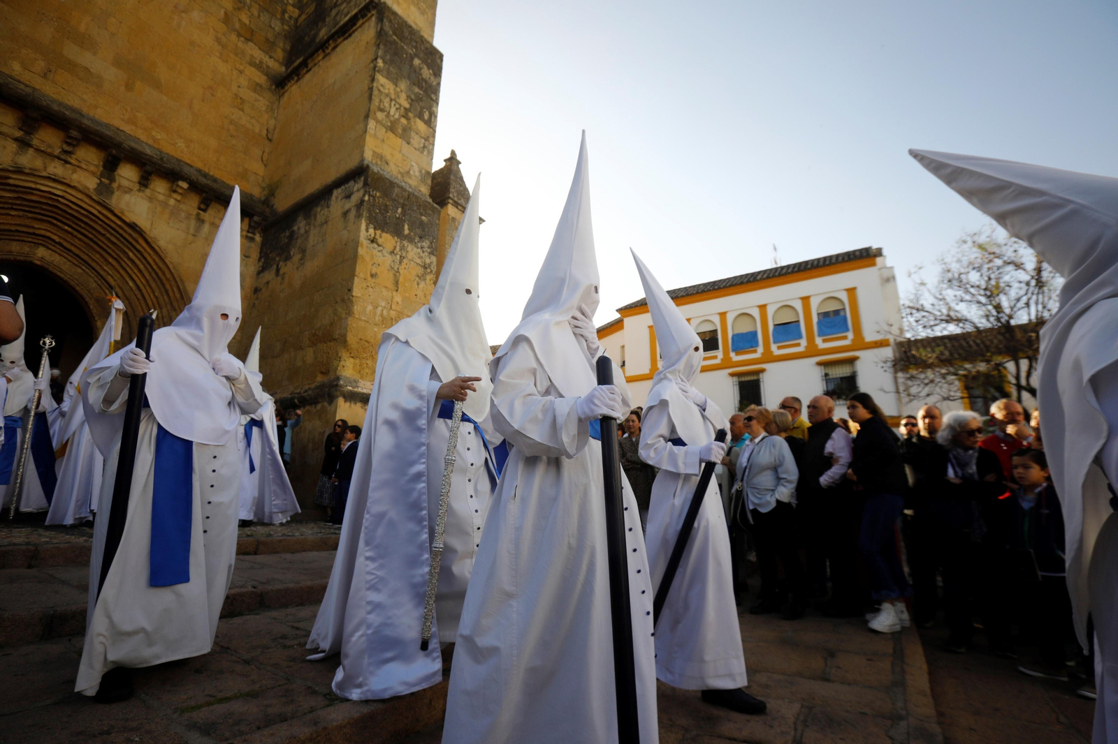 Domingo de Resurrección en Córdoba: la procesión de la hermandad del Resucitado, en imágenes
