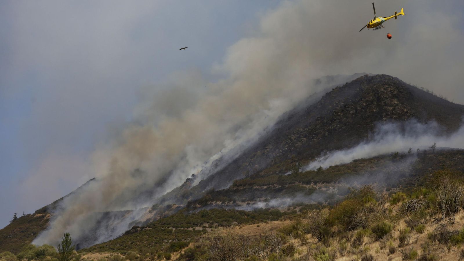 Montes próximos a Fasgar cubiertos de humo.