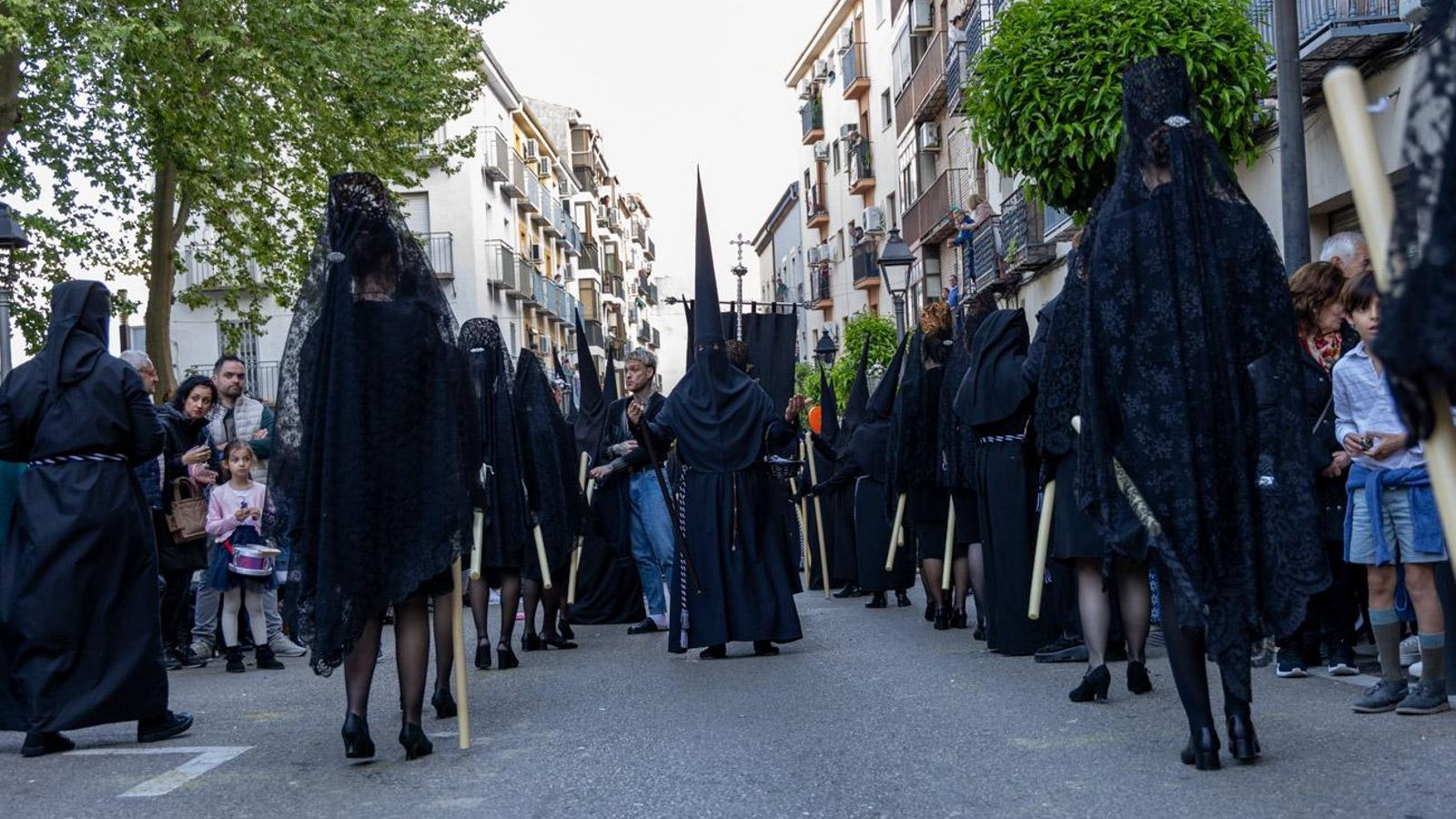 Luto y duelo en la noche del Viernes Santo, en imágenes