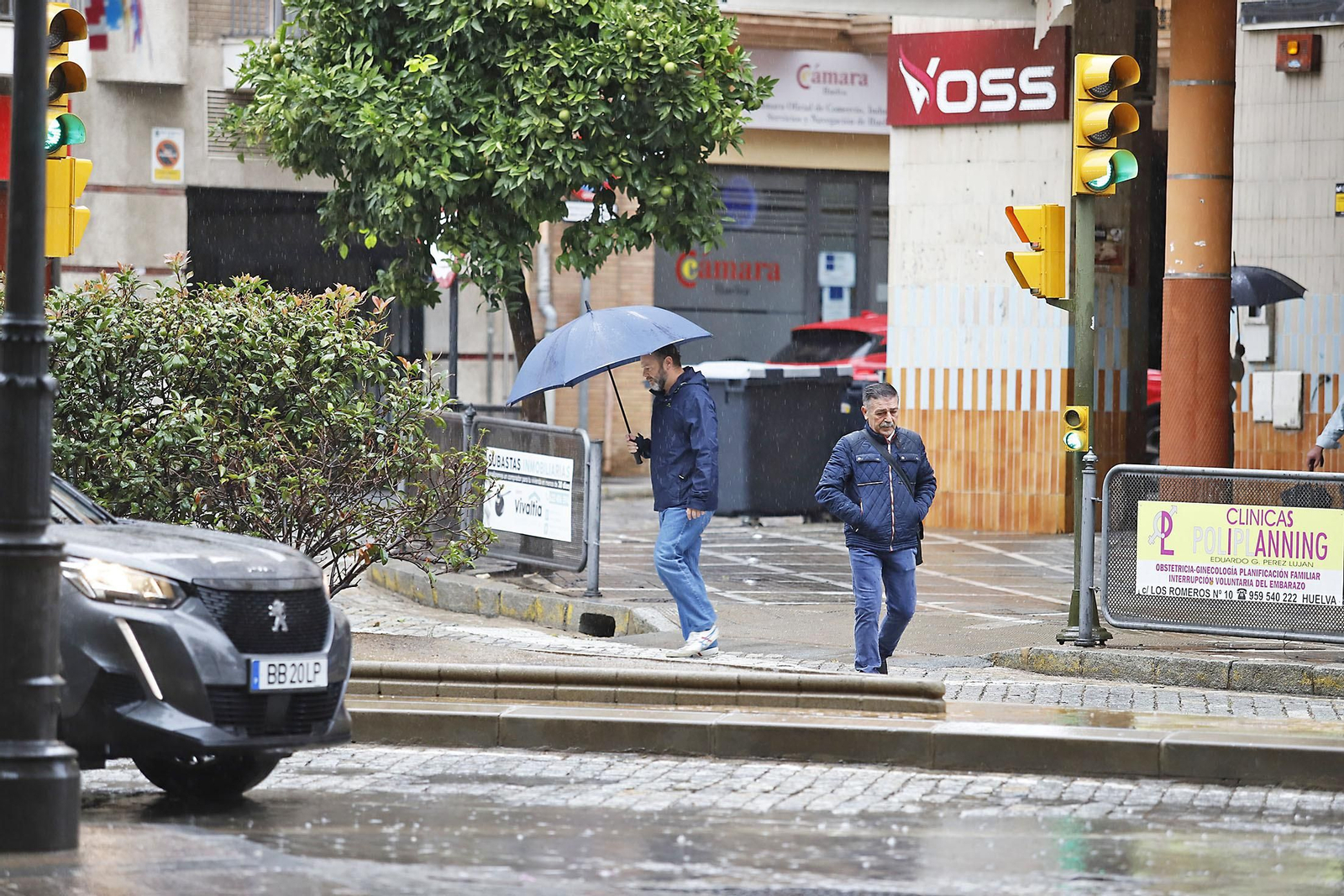 Imágenes de la mañana lluviosa de domingo en Huelva