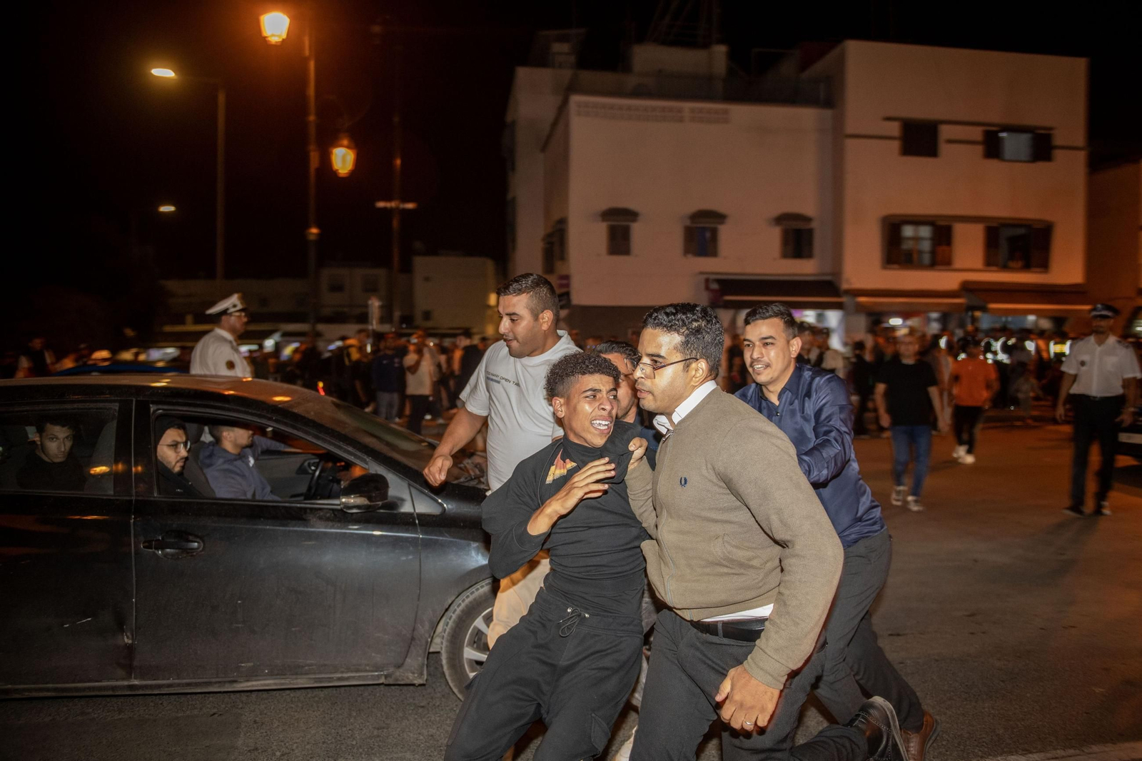 Varios policías detienen a un joven durante la protesta en Rabat.