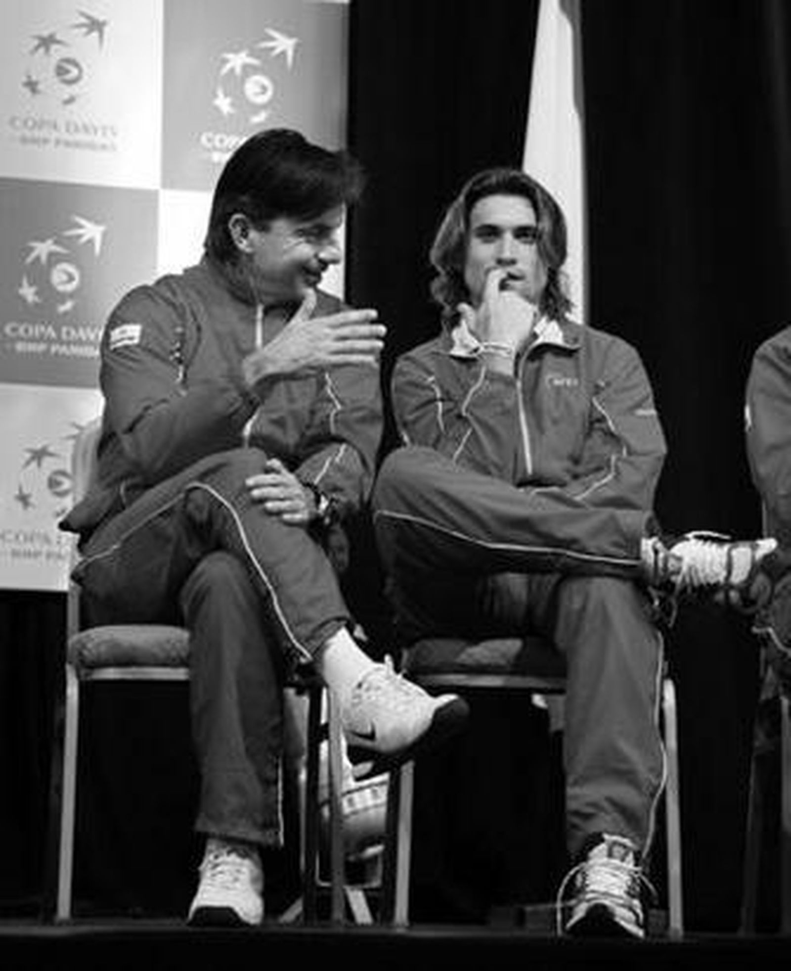 Emilio Sánchez Vicario dialoga con David Ferrer durante el sorteo de los partidos.