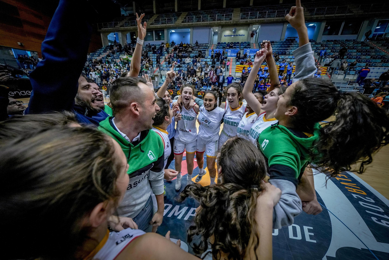 Las cadetes de Andalucía celebran el pase a la final.
