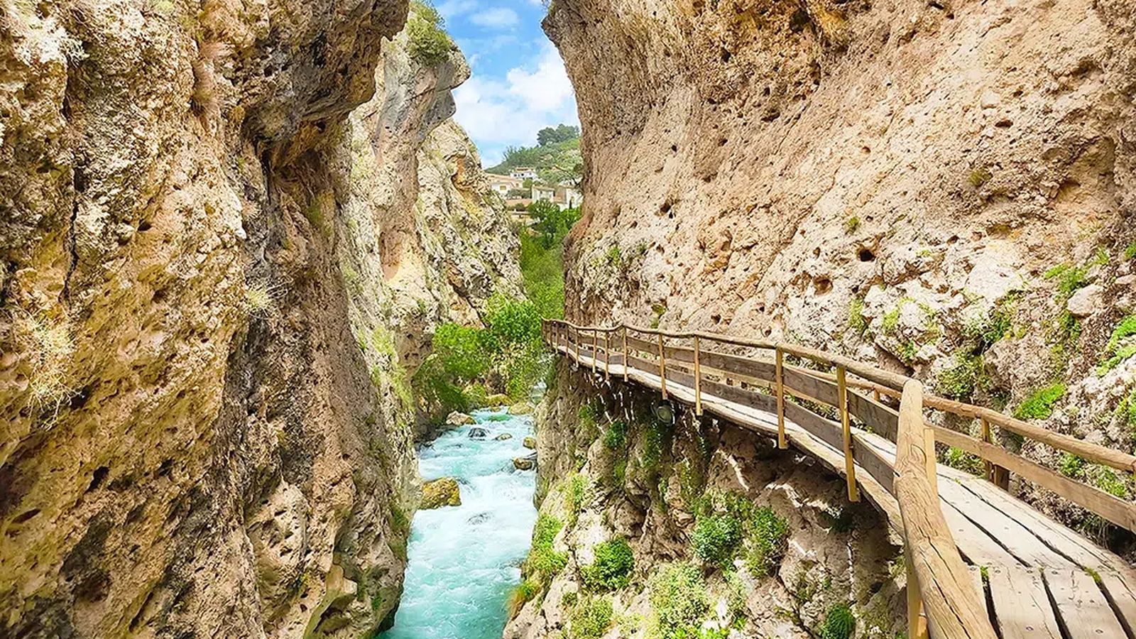 Pasarela de la Cerrada de Elías, uno de los senderos más emblemáticos del parque natural Sierras de Cazorla, Segura y Las Villas, que discurre junto al río entre desfiladeros de roca caliza y aguas cristalinas.