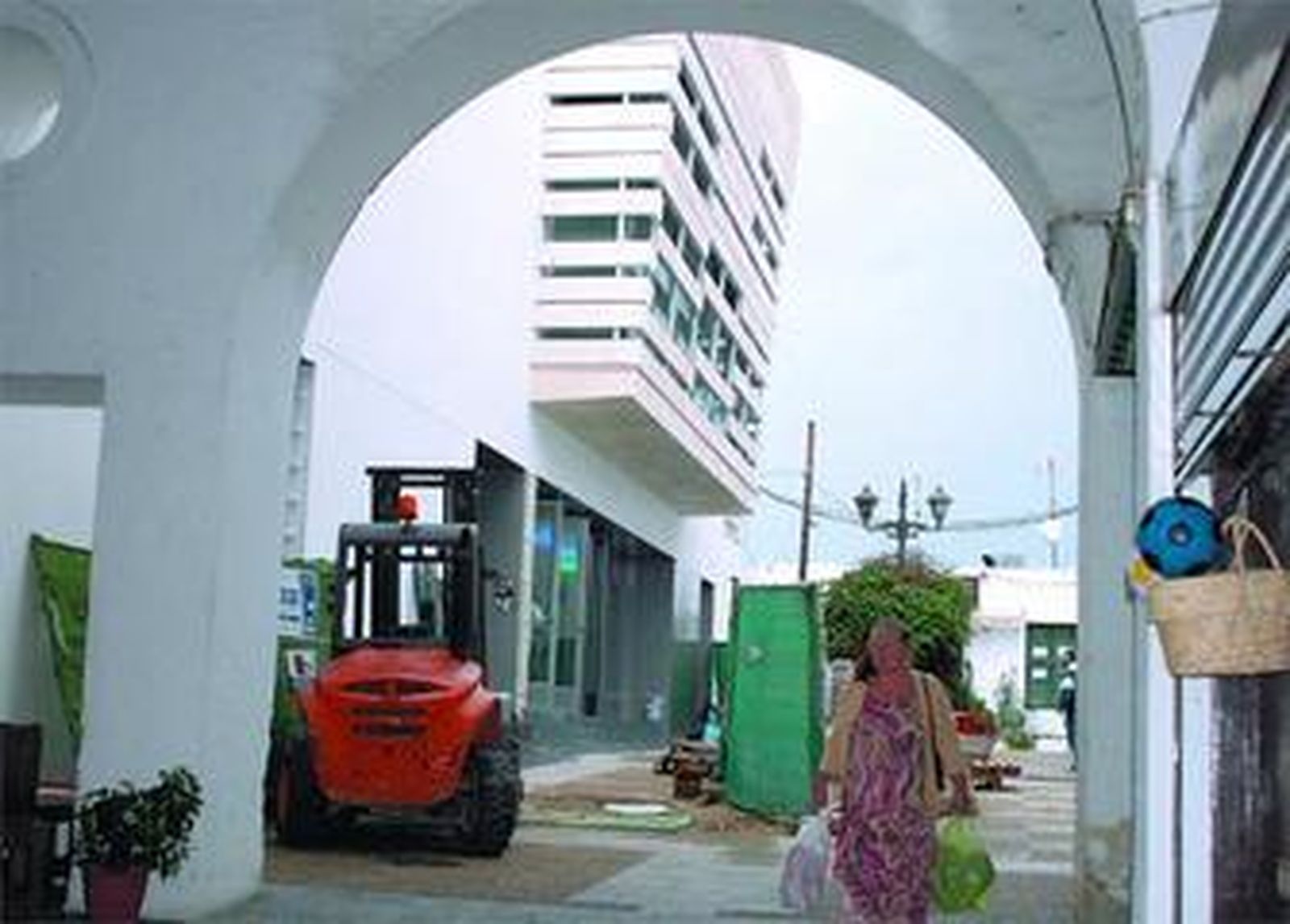 Imagen, tomada ayer, del estado de los trabajos en el nuevo cine-teatro de Vejer.