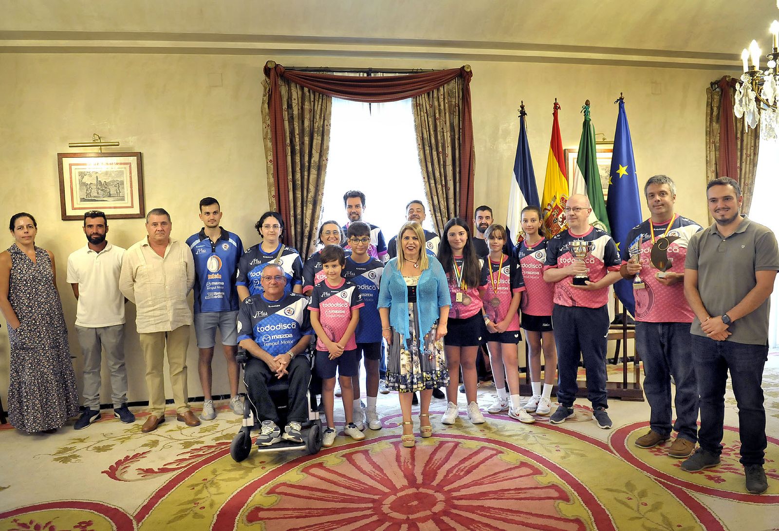 Mamen Sánchez, junto a los representantes del CTM Jerez en el Ayuntamiento.