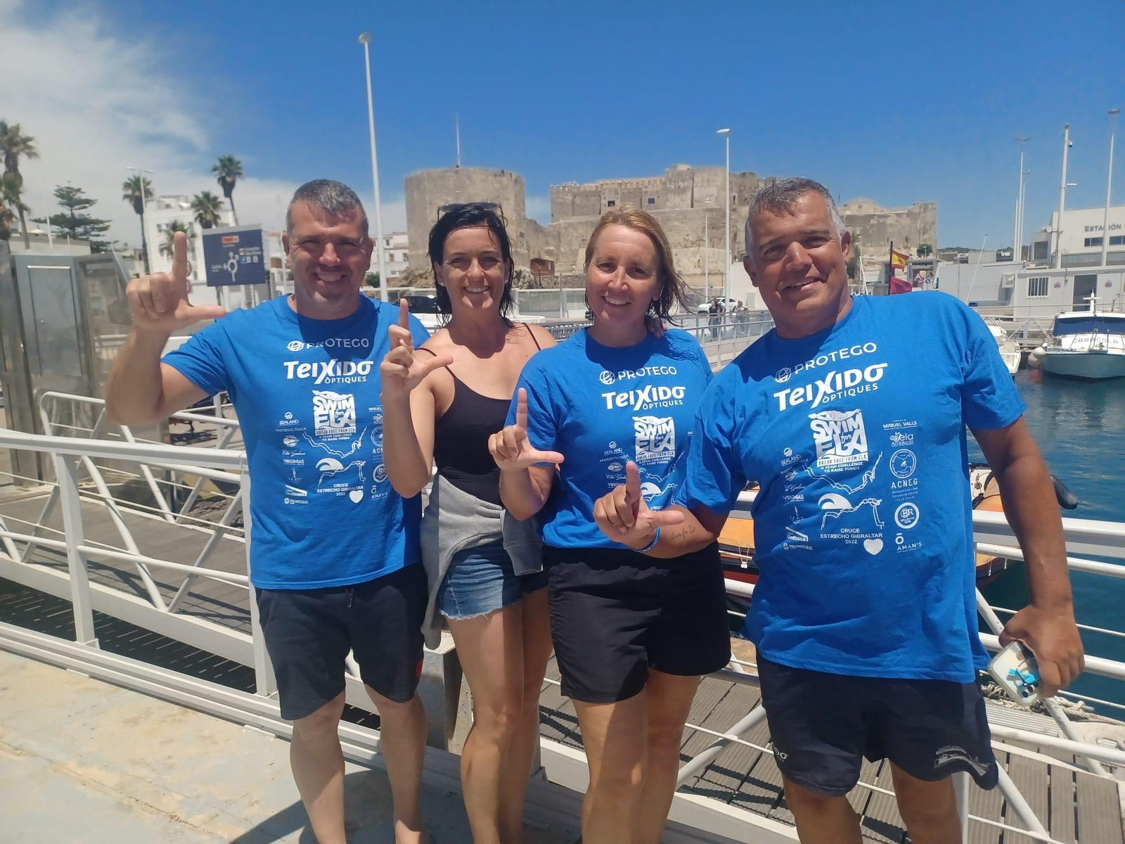 Los cuatro nadadores que cruzaron el Estrecho a nado este miércoles.