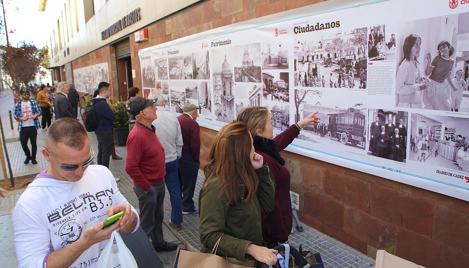 El primer día atrajo la atención de la ciudadanía que pasaba por los alrededores de la plaza de abastos, ayer al mediodía.