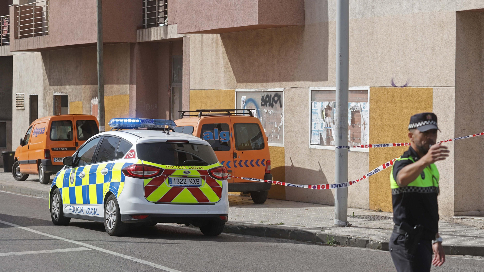 Fotos de las tareas de limpieza del edificio okupa en El Secano