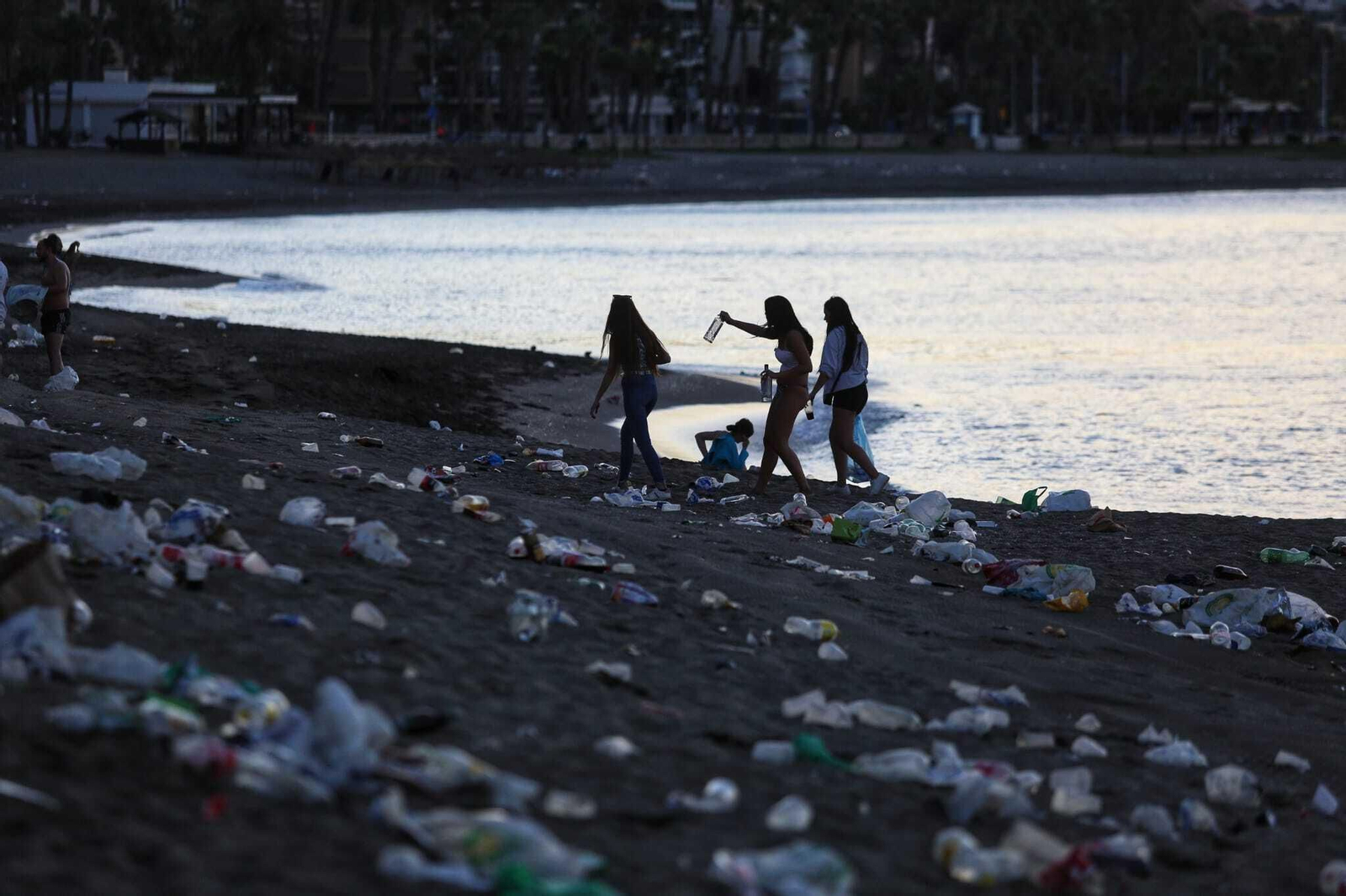 Así han amanecido las playas de Málaga tras la noche de San Juan