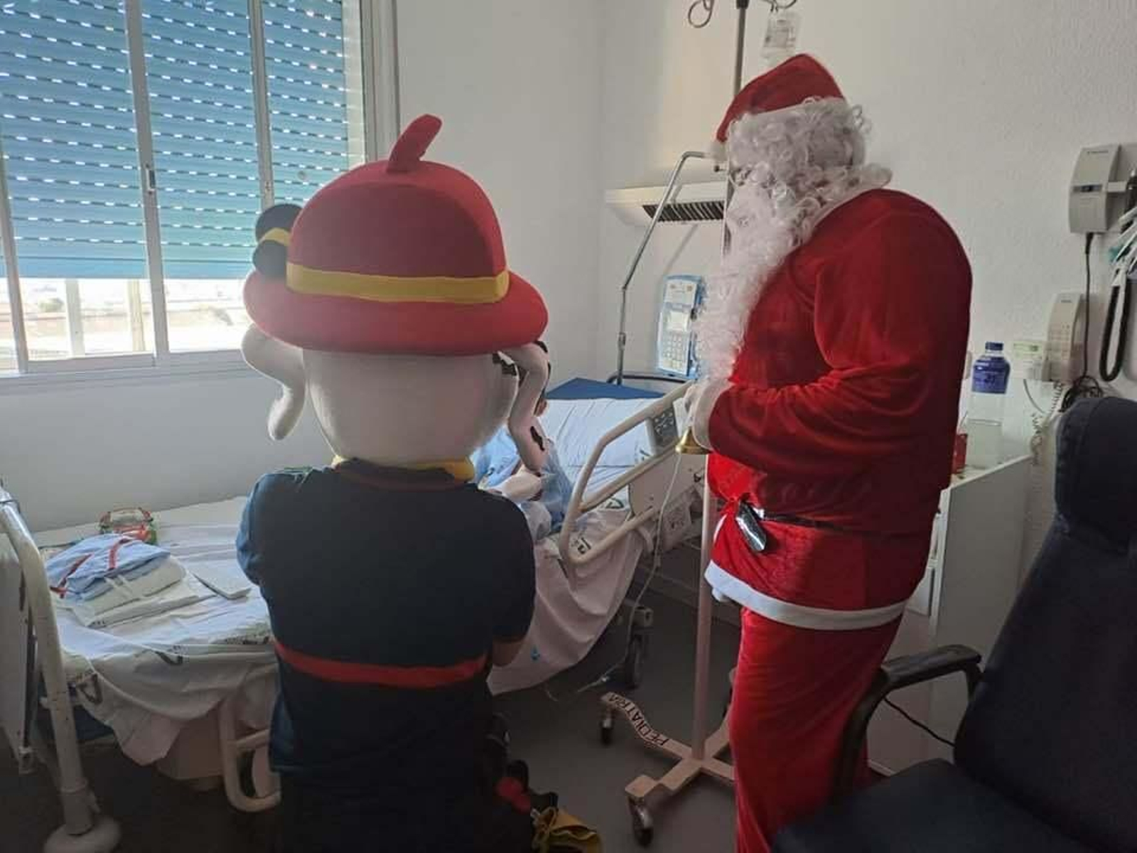 Emotiva visita de los bomberos de Jerez a los menores ingresados en el Hospital