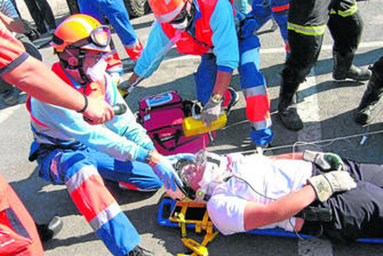 1. Los instructores fueron explicando cada paso para realizar una maniobra de salvamento perfecta. 2. Algunos de los movimientos realizados con los coches fueron muy aparatosos. 3. Los figurantes disfrutaron de un día cargado de acción y mucho maquillaje. 4. Los accidentes presentados en el simulacro fueron diferentes para tratar distintas situaciones. 5. Algunos de los maquillajes estaban muy logrados.