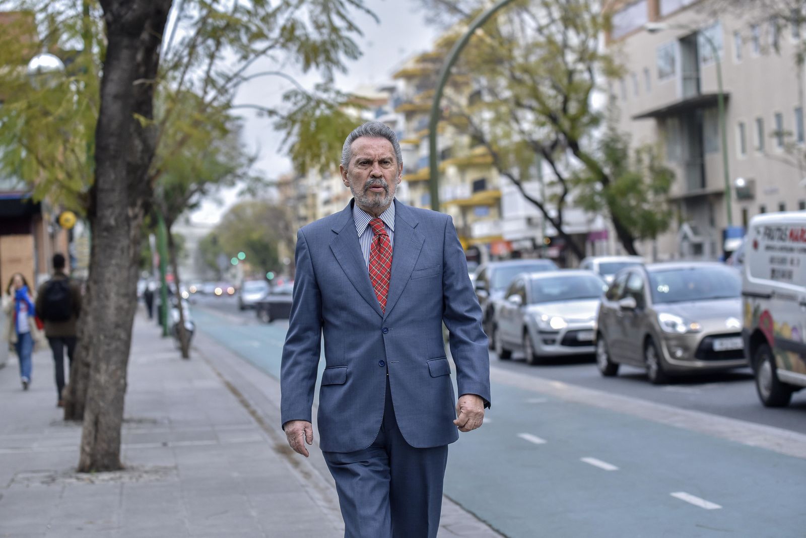 Gonzalo Crespo, paseando por la avenida Luis de Morales.