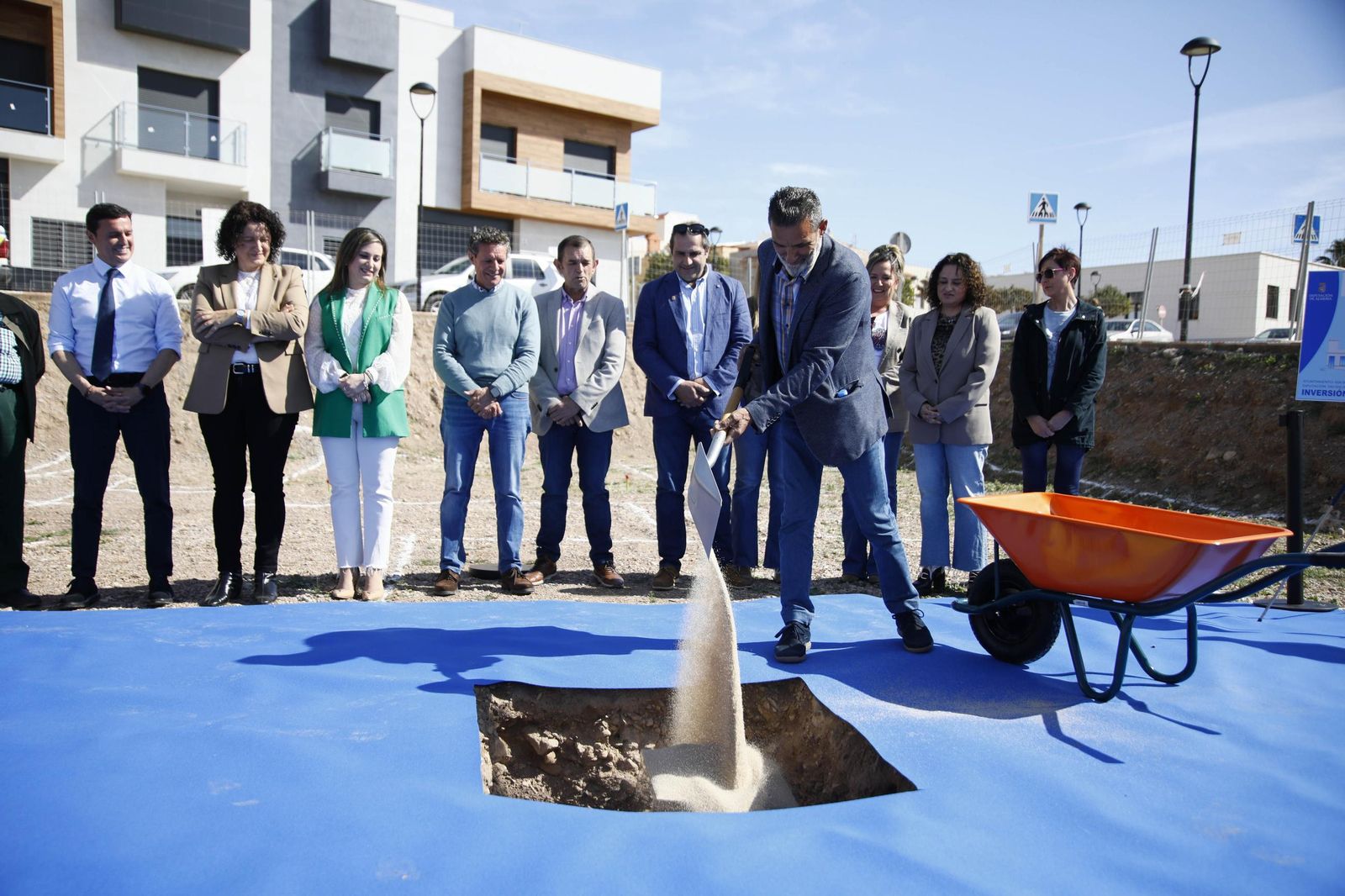 Las imágenes de la primera piedra del Centro de mayores en Balanegra