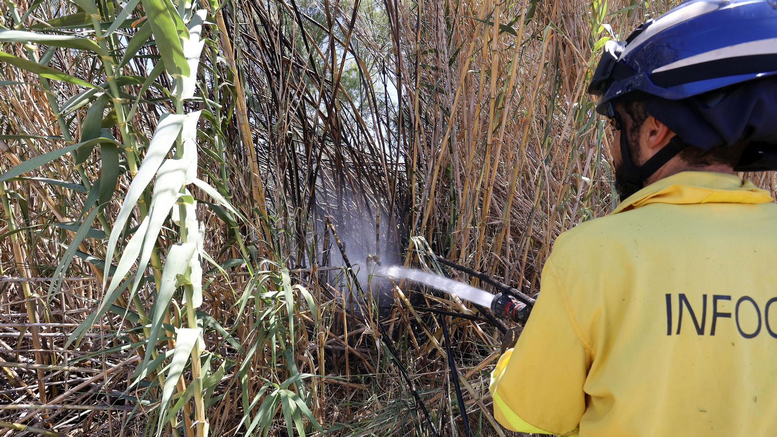 Infoca refresca la zona del incendio en La Ina