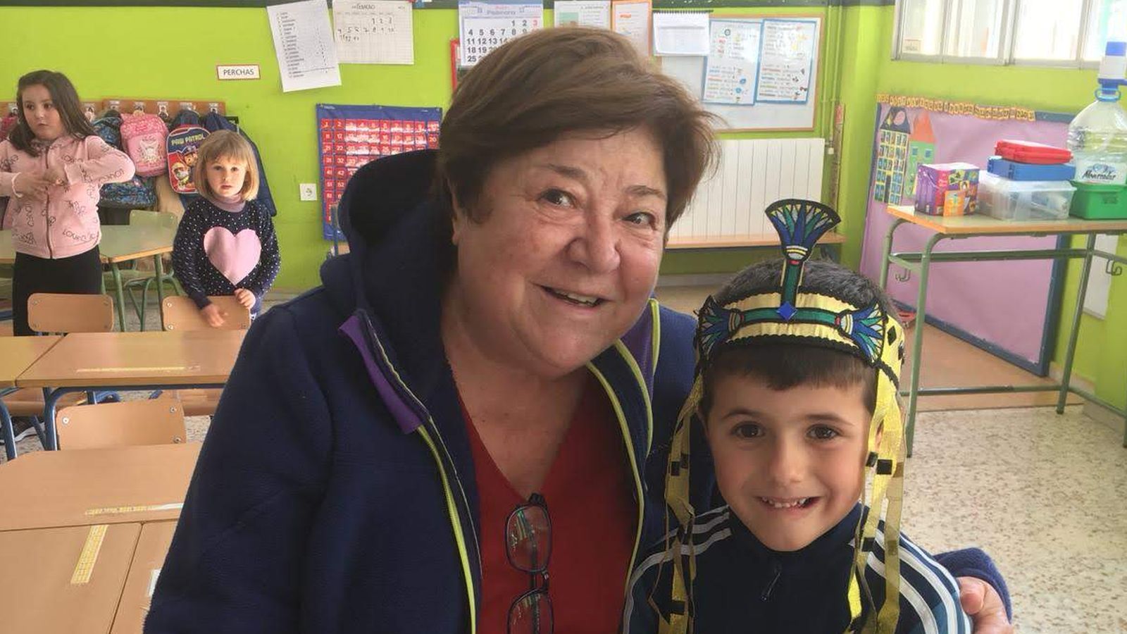 Doña María junto a un alumno en uno de sus últimos cursos antes de jubilarse