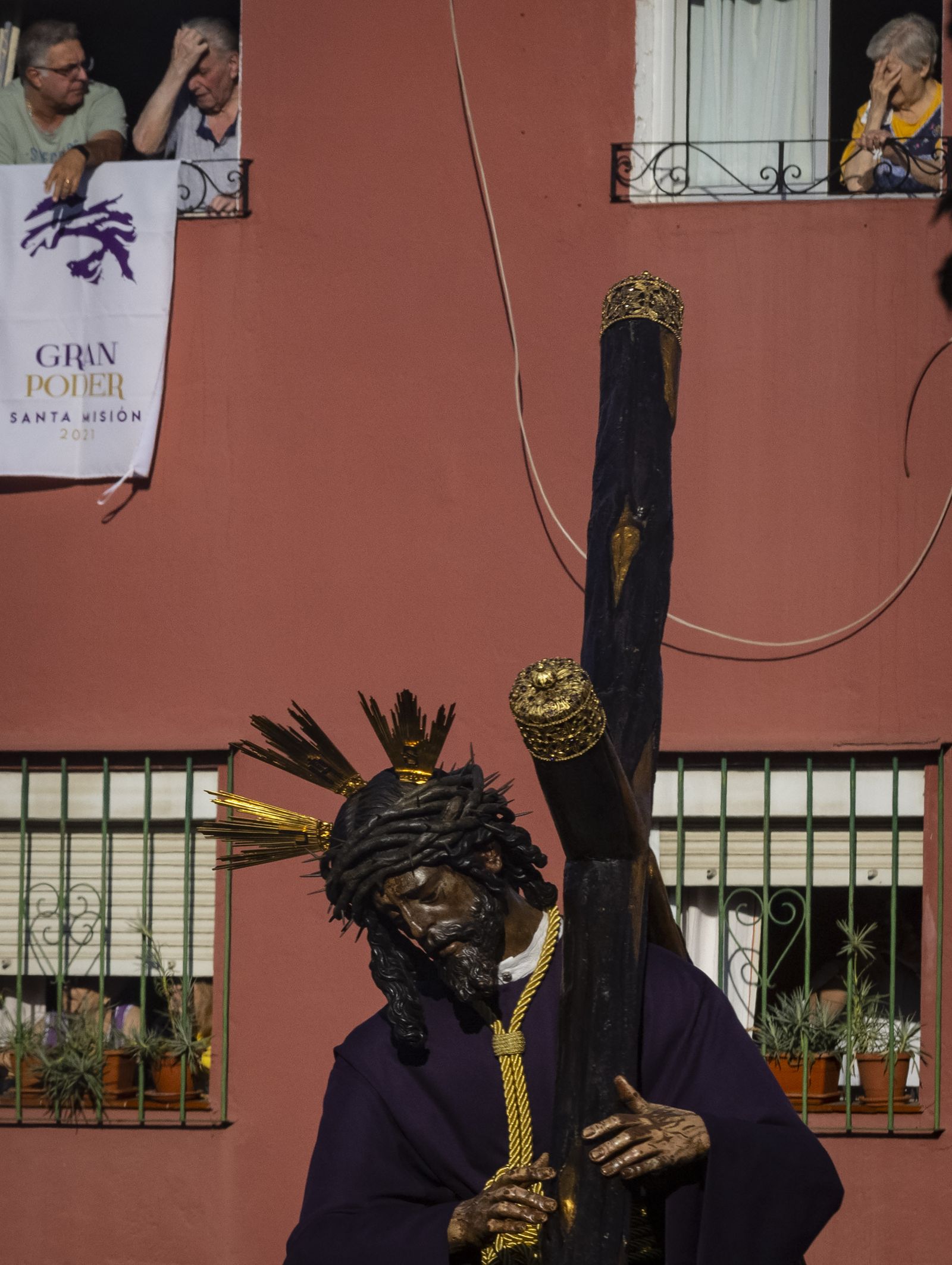 El Señor del Gran Poder por el barrio de Los Pajaritos, en imágenes.