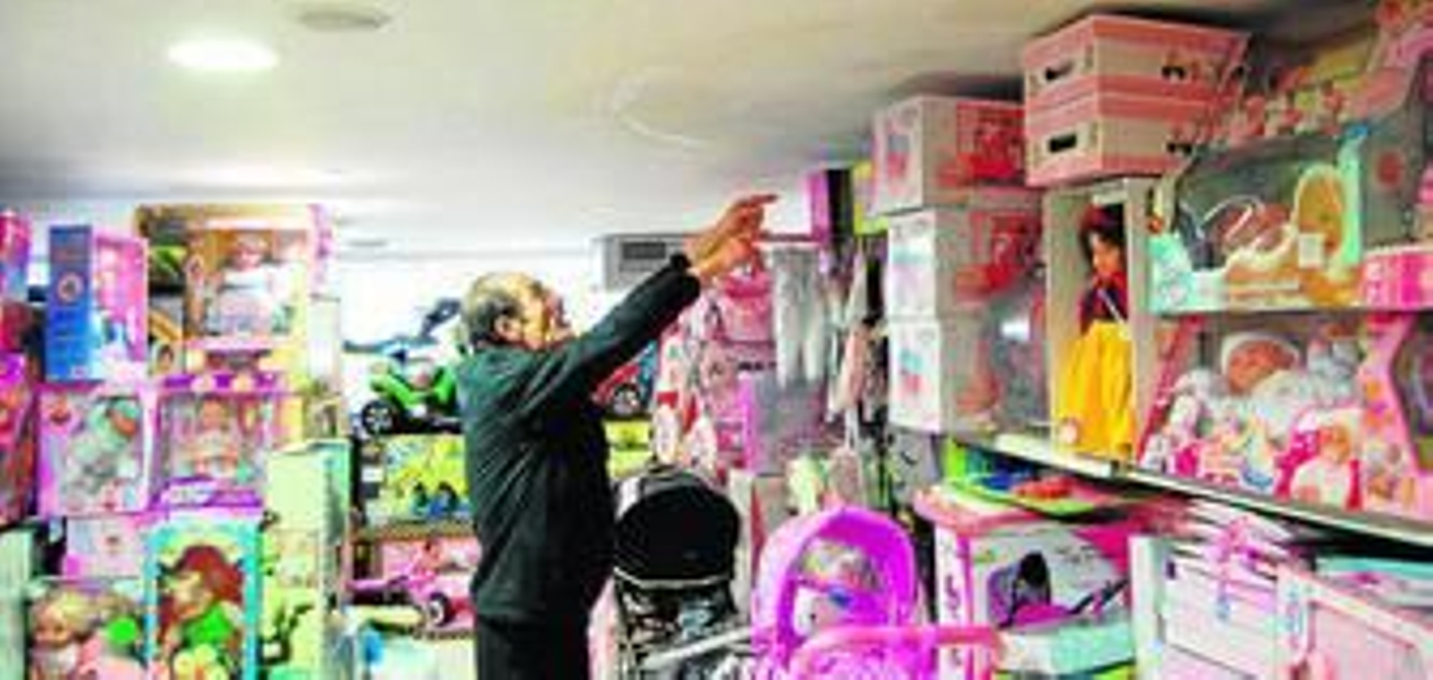 Manuel Hernández muestra la gotera que ha dejado la tormenta.