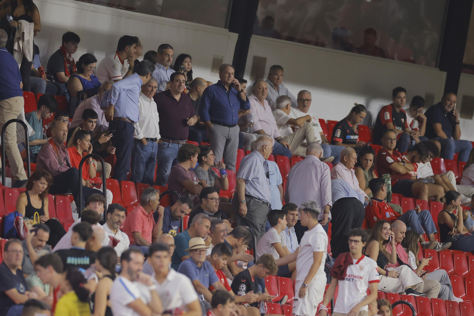 Búscate en las fotos del Sevilla-Lens