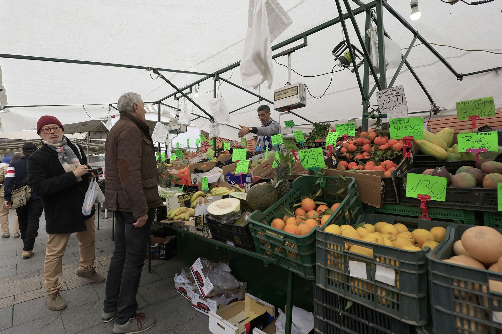 Las últimas compras para Nochevieja en Algeciras, en imágenes