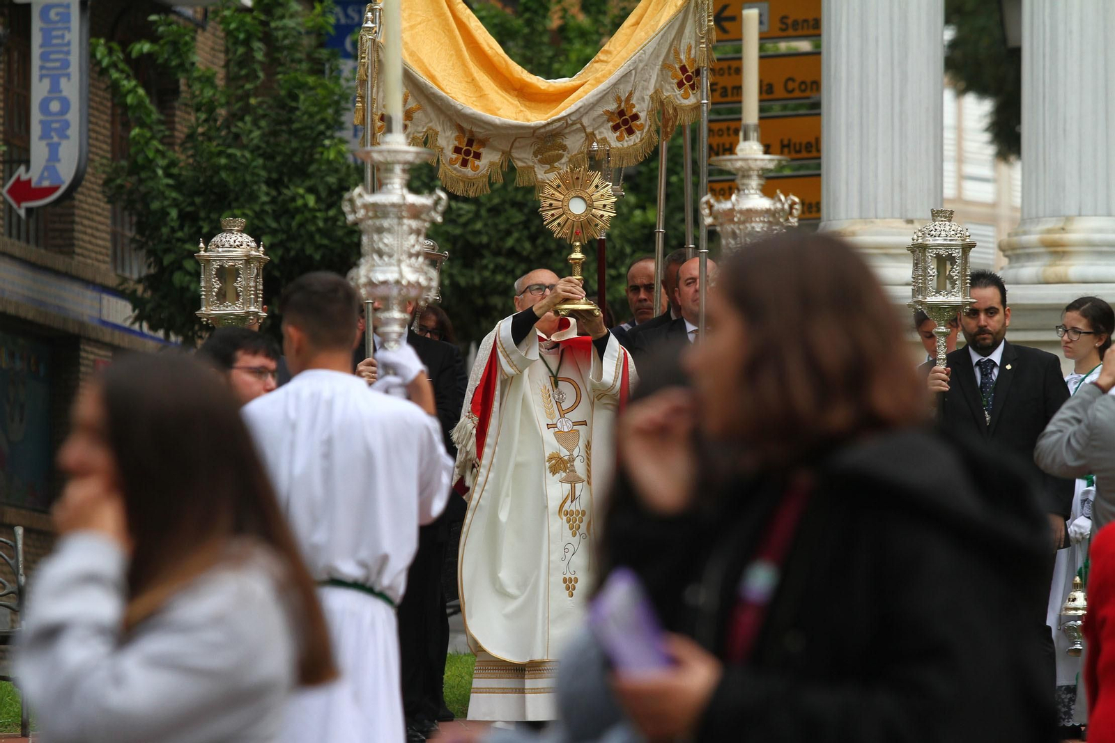 Procesión Solemne  de la Hermandad de La Vera Cruz, con el Santísimo Sacramento.
