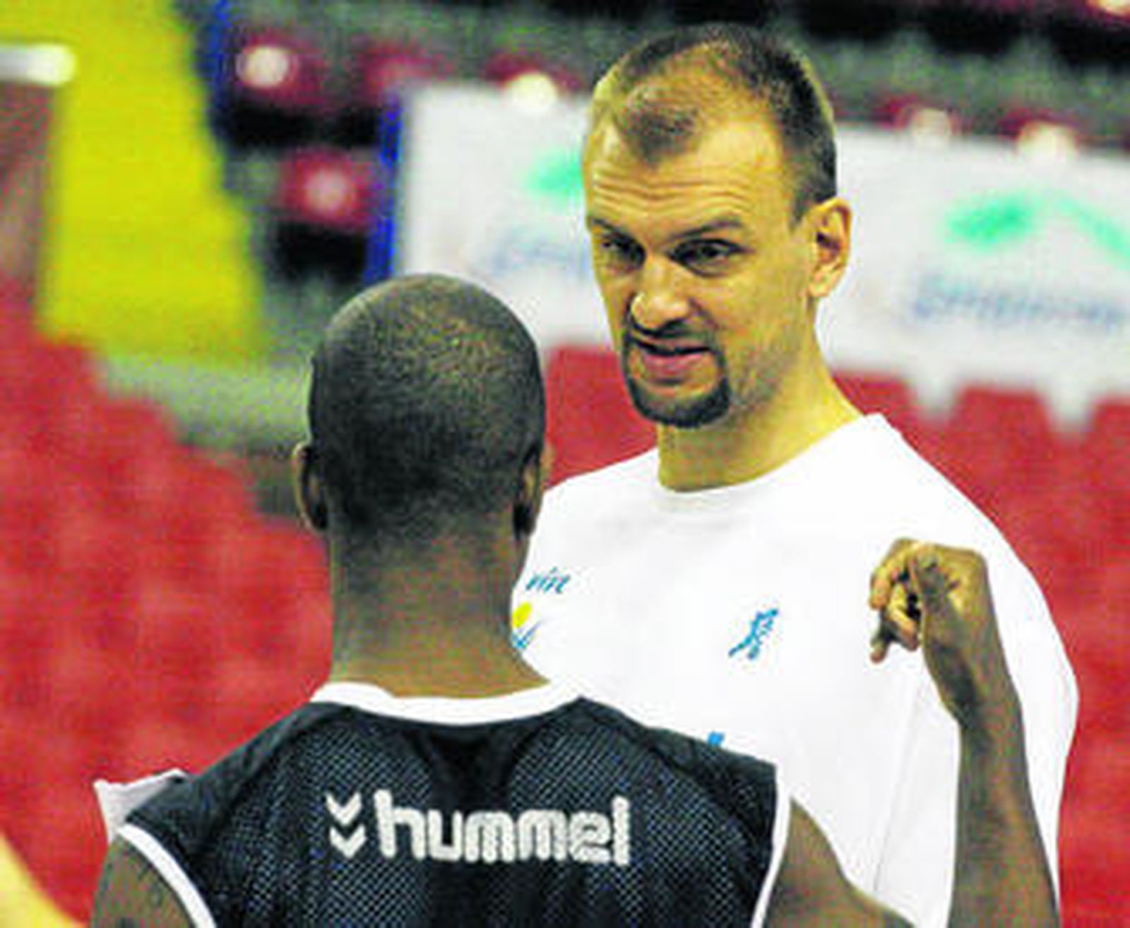 Zan Tabak escucha atentamente a Earl Calloway durante un entrenamiento.