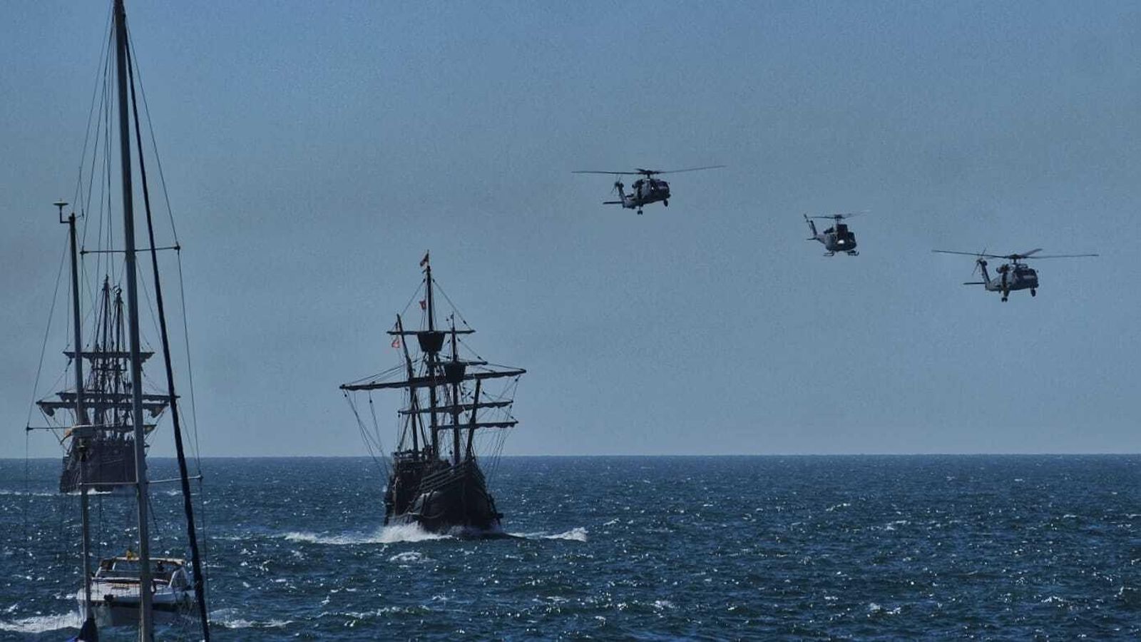 Helicópteros sobrevuelan la 'Nao Victoria' Helicópteros sobrevuelan la 'Nao Victoria'