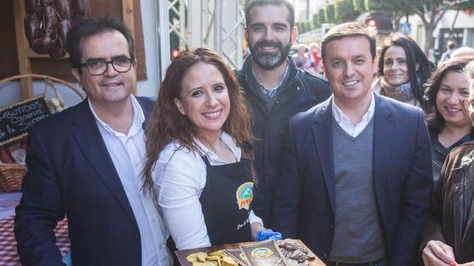 Las autoridades visitaron los diferentes estands en la inauguración.