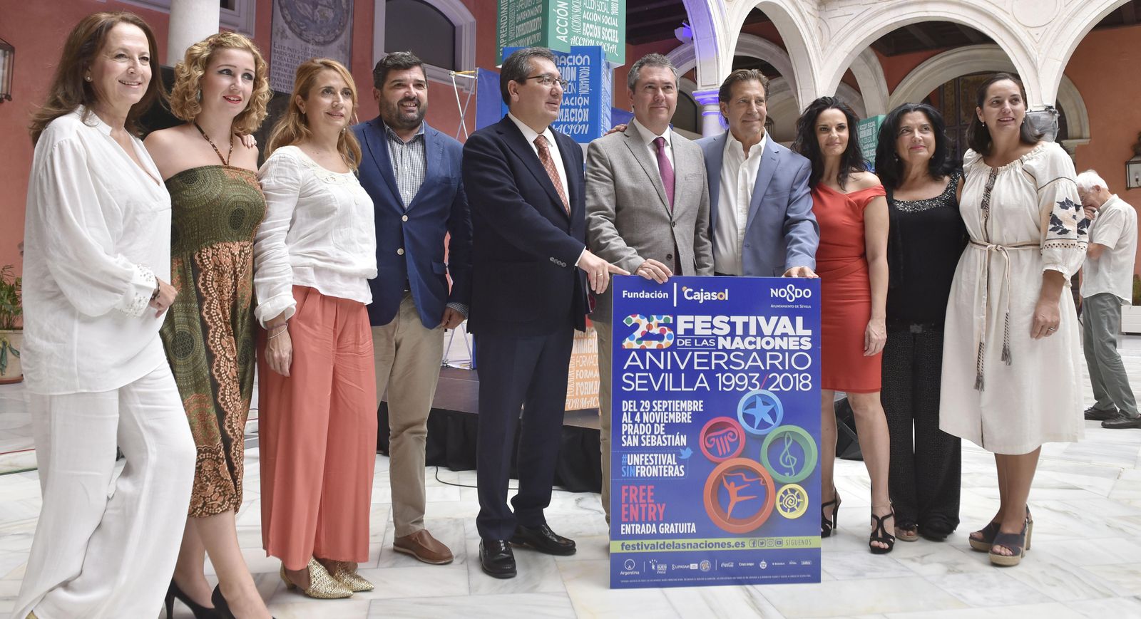Responsables del festival, autoridades y artistas participantes, en el acto de presentación en la Fundación Cajasol.