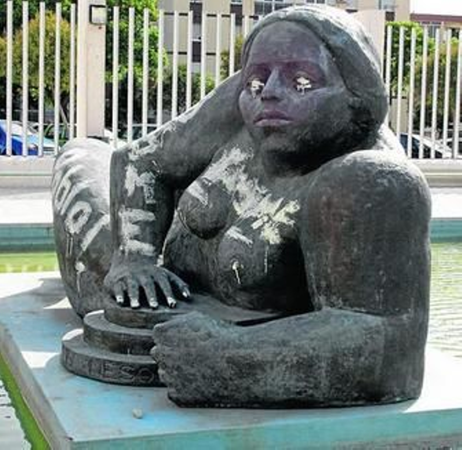 Pintadas en la escultura 'La Atlántida'.