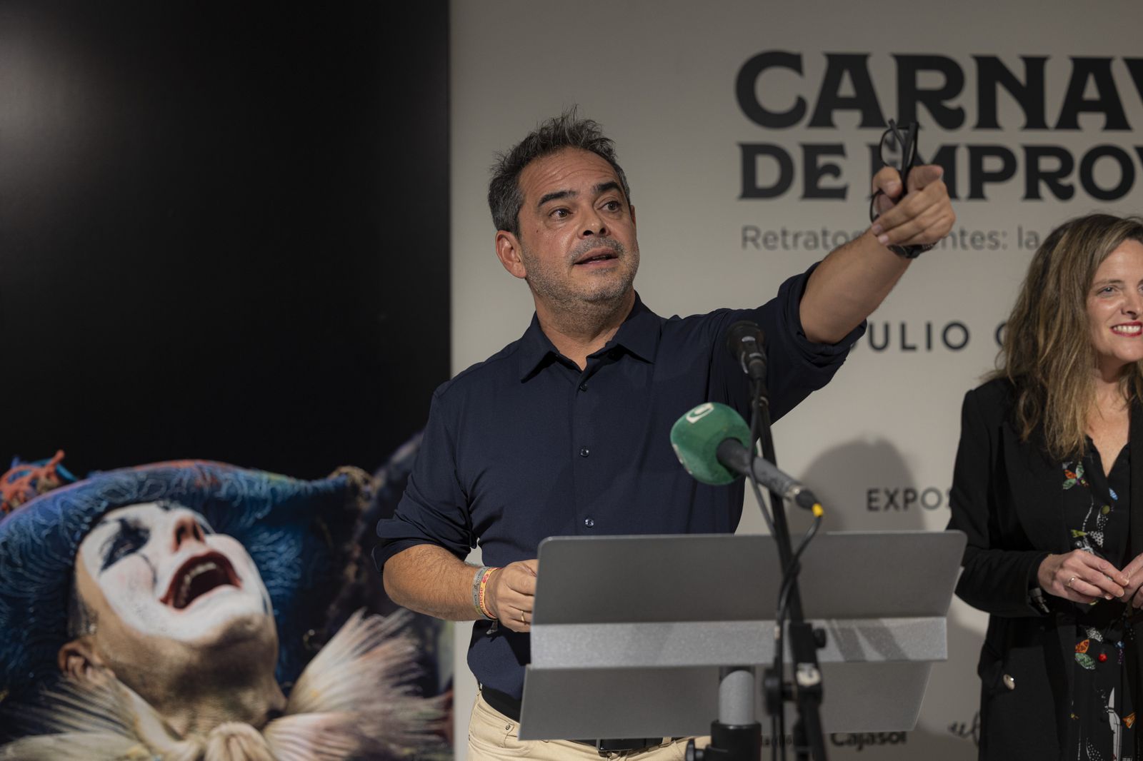 Inauguración de la exposición de Julio González "Carnaval de improviso. Retratos urgentes: la trastienda del COAC"  en la casa del carnaval.