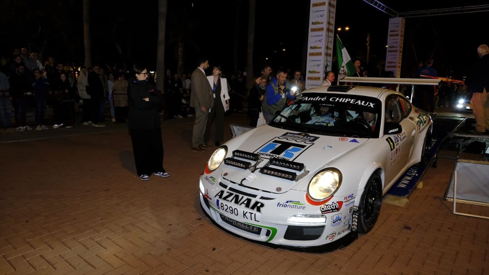 José Antonio Aznar, campeón provincial, toma la salida del Rallye Costa de Almería en su última edición.
