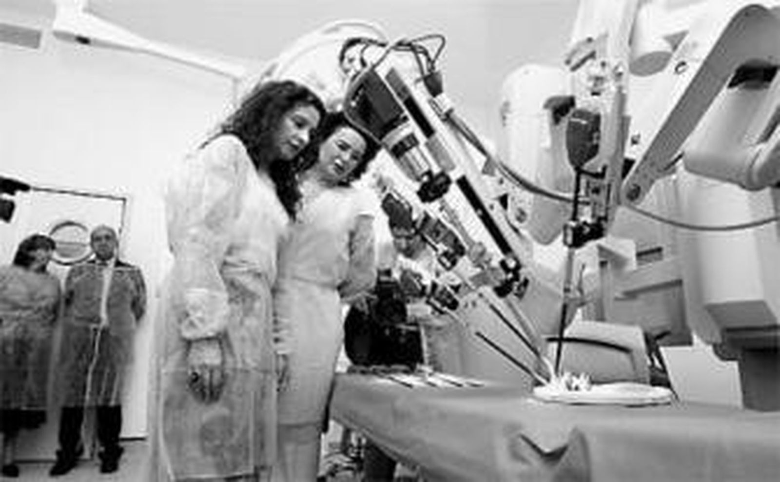 La consejera María Jesús Montero y la gerente del Carlos Haya.