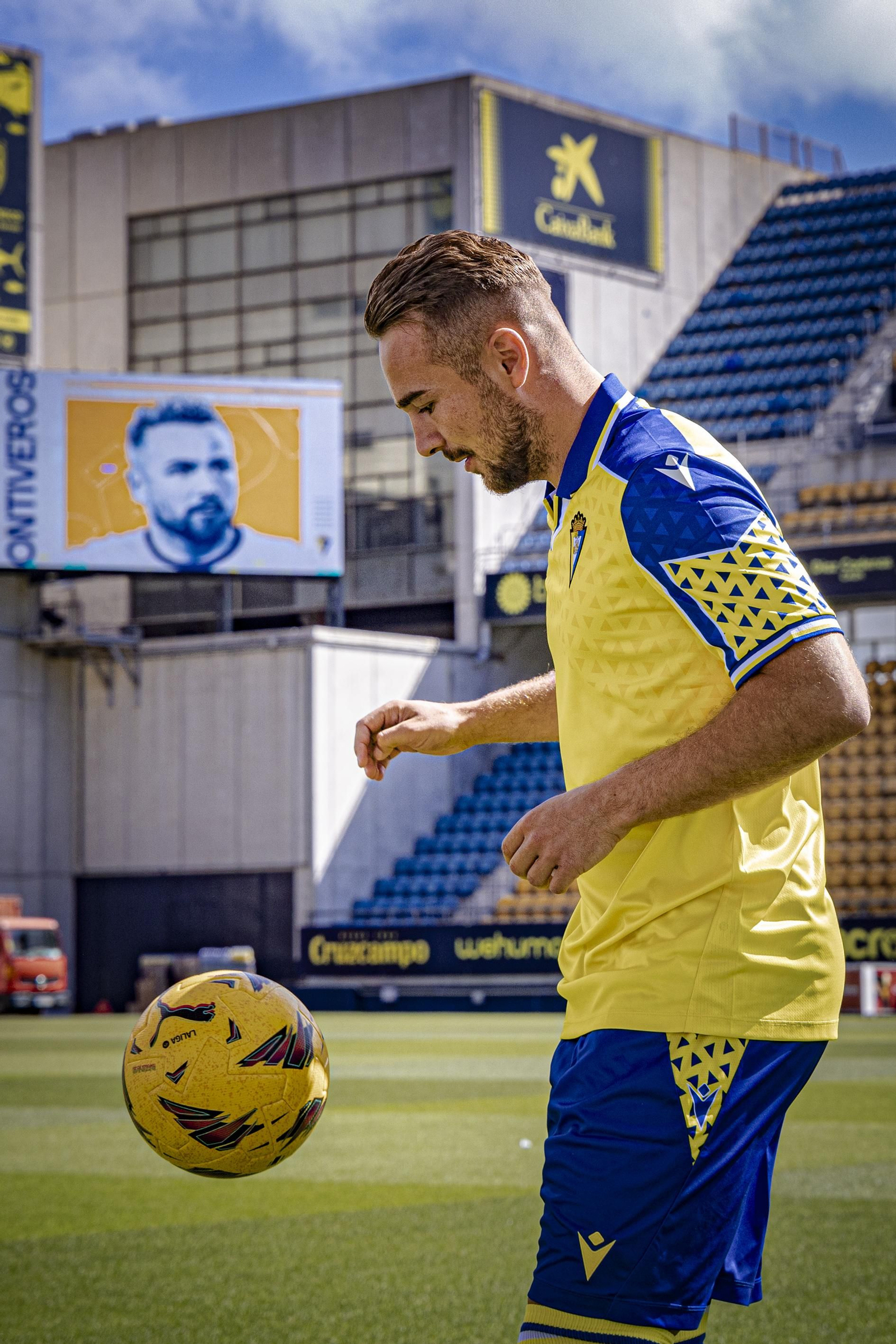 Las inusuales imágenes de la presentación de Ontiveros como nuevo jugador del Cádiz CF