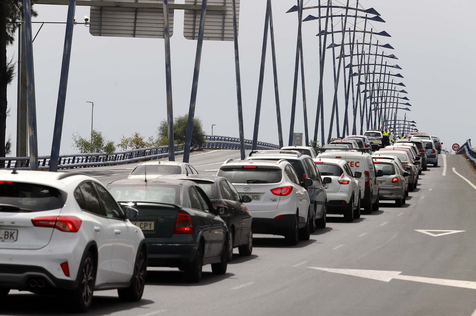 Atascos en el puente del Odiel en Huelva.